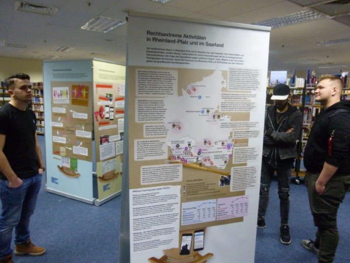 Die Ausstellung zeigt unter anderem rechtsextreme Aktivitäten im Land. (Foto: Stadtverwaltung Neustadt)