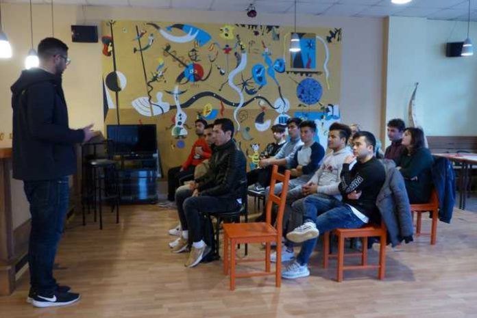 Der aus Afghanistan stammende Sayed Sadaat (links) berichtet in seiner Muttersprache Arabisch über das deutsche Ausbildungssystem und seine eigene Zeit als Auszubildender zum Hotelfachmann. Der aus Afghanistan stammende Sayed Sadaat (links) berichtet in seiner Muttersprache Arabisch über das deutsche Ausbildungssystem und seine eigene Zeit als Auszubildender zum Hotelfachmann.