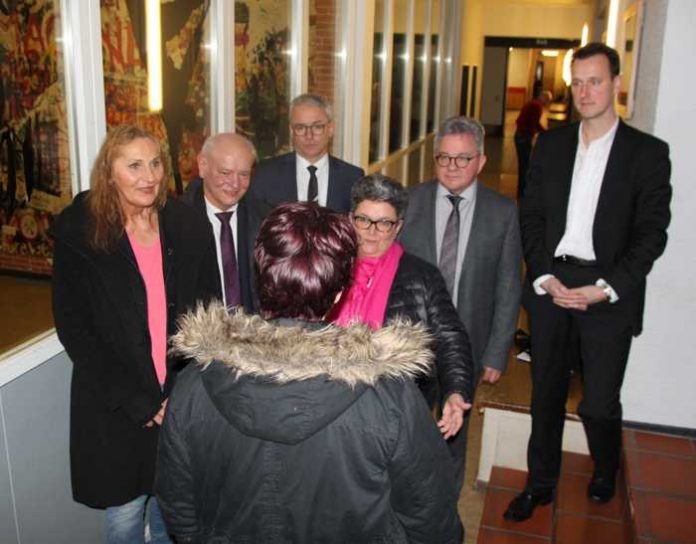 (v.l.n.r.): Landtagsabgeordnete Andrea Schwarz, Bündnis 90/Die Grünen, Joachim Kößler, CDU, Landrat Dr. Christoph Schnaudigel und Oberbürgermeisterin Petra Becker begleiteten den Minister der Justiz und für Europa, Guido Wolf MdL, bei dem Rundgang durch das Heinrich-Wetzlar-Haus, bei dem Geschäftsführer Jens Brandt und Bereichsleiterin Sabine Haid (von hinten zu sehen) die intensive Arbeit mit den Jugendlichen vorstellten. (v.l.n.r.): Landtagsabgeordnete Andrea Schwarz, Bündnis 90/Die Grünen, Joachim Kößler, CDU, Landrat Dr. Christoph Schnaudigel und Oberbürgermeisterin Petra Becker begleiteten den Minister der Justiz und für Europa, Guido Wolf MdL, bei dem Rundgang durch das Heinrich-Wetzlar-Haus, bei dem Geschäftsführer Jens Brandt und Bereichsleiterin Sabine Haid (von hinten zu sehen) die intensive Arbeit mit den Jugendlichen vorstellten.