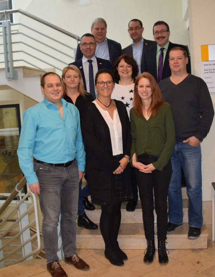 Bild (Stadtmarketing): Sechs Mitarbeiterinnen und Mitarbeiter (1. und 2. Reihe) feierten ihr 25jähriges Dienstjubiläum. Mit im Bild sind OB Albrecht, Guido Brode, Tobias Schutz und Ulrich Landwehr Bild (Stadtmarketing): Sechs Mitarbeiterinnen und Mitarbeiter (1. und 2. Reihe) feierten ihr 25jähriges Dienstjubiläum. Mit im Bild sind OB Albrecht, Guido Brode, Tobias Schutz und Ulrich Landwehr