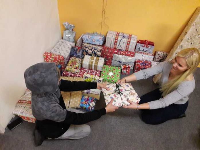 Geschenkeübergabe - Quelle: DKSB Geschenkeübergabe - Quelle: DKSB