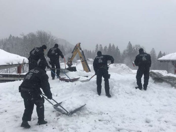 Bundespolizisten beim Schneeschippen (Foto: Bundespolizei)