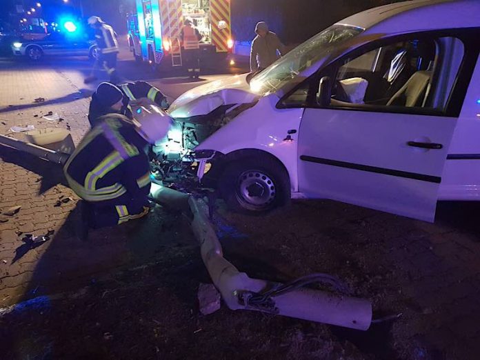 Der durch den Verkehrsunfall beschädigte PKW (Foto: Feuerwehr Neustadt)