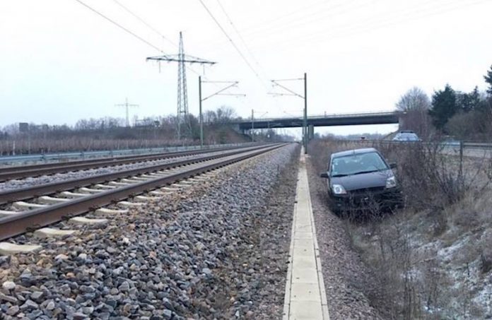 Der PKW-Fahrer kam von der Fahrbahn ab (Foto: Polizei RLP)