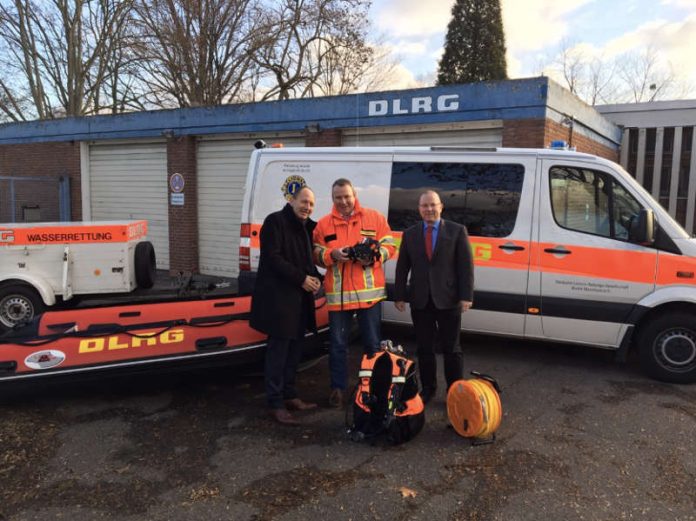 v.r.: Der Vorsitzende der DLRG Mannheim Herr Dr. Fabian Widder und sein Stellvertreter Thorsten Großstück haben Herrn Bürgermeister Christian Specht das neue Einsatzmaterial vorgestellt. (Foto: DLRG Bezirk Mannheim)