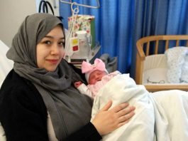 Mutter Emira Ouali-Mrabet mit ihrer Tochter Lemis (Foto: Westpfalz-Klinikum)