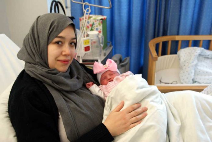 Mutter Emira Ouali-Mrabet mit ihrer Tochter Lemis (Foto: Westpfalz-Klinikum)