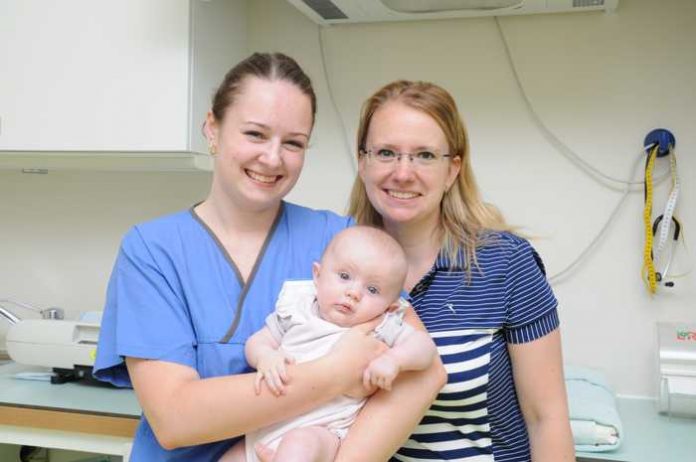 Hebamme Angela De Mattia mit Baby Myriam und Mama Mareike. Foto: Barbara Wilhelm