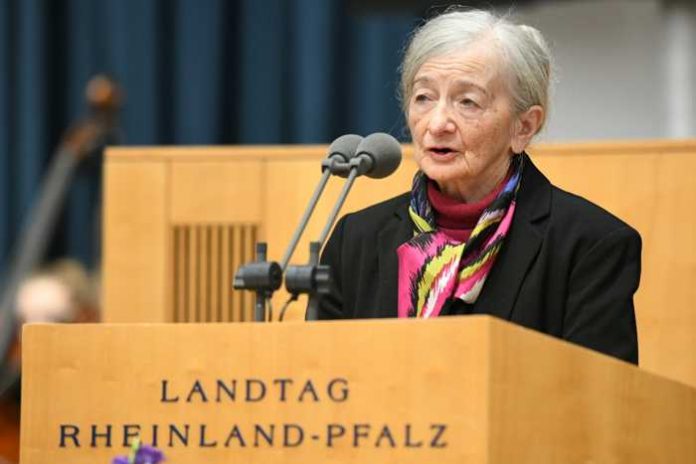 Im rheinland-pfälzischen Landtag berichtete die Holocaust-Überlebende Henriette Kretz am bundesweiten Tag des Gedenkens an die Opfer des Nationalsozialismus am 27. Januar in einer bewegenden Rede über ihr Leben und Überleben im Dritten Reich. Bildnachweis: Landtag Rheinland-Pfalz/Andreas Linsenmann Im rheinland-pfälzischen Landtag berichtete die Holocaust-Überlebende Henriette Kretz am bundesweiten Tag des Gedenkens an die Opfer des Nationalsozialismus am 27. Januar in einer bewegenden Rede über ihr Leben und Überleben im Dritten Reich. Bildnachweis: Landtag Rheinland-Pfalz/Andreas Linsenmann