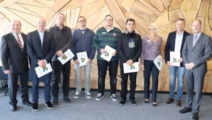 Landrat-Stellvertreter Joachim Bauer (r.) und Personalrat Joachim Geiss (l.) beglückwünschten diese Kolleginnen und Kollegen zum 25. Dienstjubiläum (v. l.): Hans-Peter Wöllner (wohnhaft in Oftersheim, beschäftigt beim Amt für Landwirtschaft und Naturschutz), Jürgen Helm (Neckarbischofsheim/Straßenbauamt), Jochen Spannnagel (Rauenberg/Straßenbauamt), Stefan Haller (Dossenheim/Sozialamt), Ekrem Cengiz (Nußloch/Amt für Flurneuordnung), Renate Muth (Oftersheim/Haupt- und Personalamt) und Dr. Mihail Abrudean (Sinsheim/Veterinäramt und Verbraucherschutz).