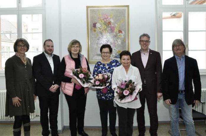(v.r.n.l.) Jürgen Etzel vom Personalrat der Kreisverwaltung, Landrat Christian Engelhardt, Marietta Hartl, Doris Weber, Karin Holz, Andreas Kaldschmidt vom Eigenbetrieb Schule und Gebäudewirtschaft und die Abteilungsleiterin des Fachbereichs Personalmanagement, Barbara Hoffbauer. (v.r.n.l.) Jürgen Etzel vom Personalrat der Kreisverwaltung, Landrat Christian Engelhardt, Marietta Hartl, Doris Weber, Karin Holz, Andreas Kaldschmidt vom Eigenbetrieb Schule und Gebäudewirtschaft und die Abteilungsleiterin des Fachbereichs Personalmanagement, Barbara Hoffbauer.