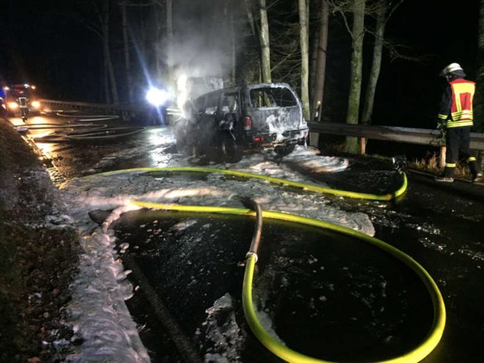 Der PKW brannte aus (Foto: Presseteam der Feuerwehr VG Lambrecht) Der PKW brannte aus (Foto: Presseteam der Feuerwehr VG Lambrecht)