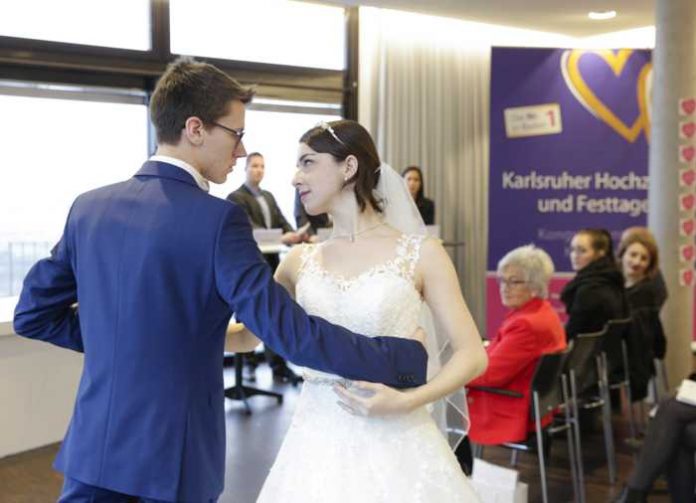 Brautpaar: Mit einem Hochzeitstanz präsentiert die Tanzschule Vollrath-Tönnies die Brautmodentrends der kommenden Saison für das Modehaus Carl Schöpf. KMK/Jürgen Rösner