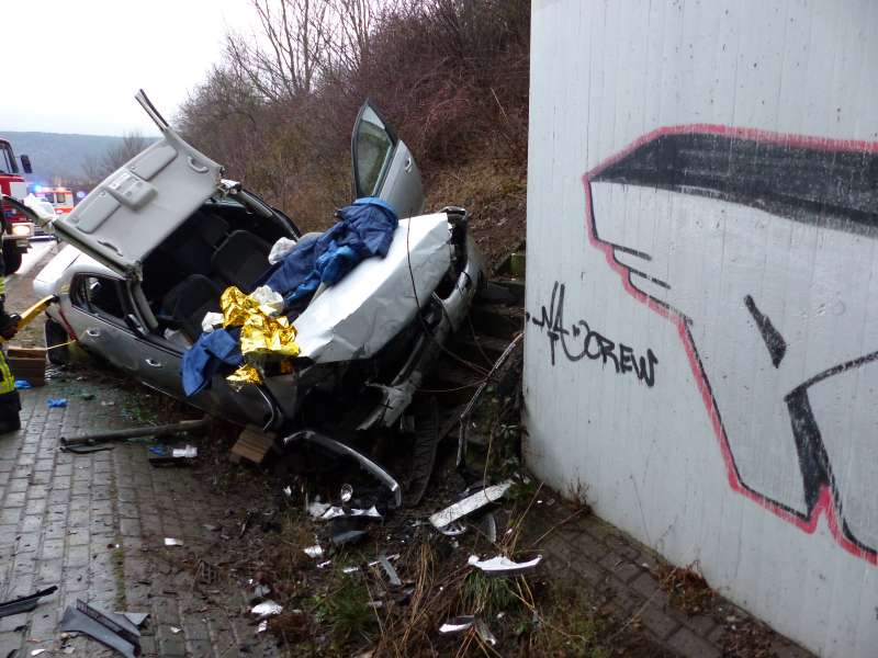 Unfallfahrzeug nach der Personenrettung (Foto: Feuerwehr Neustadt)