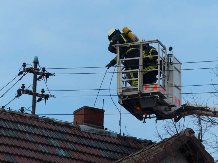 Ein Hubrettungsfahrzeug kam zum Einsatz (Foto: Feuerwehr Neustadt)