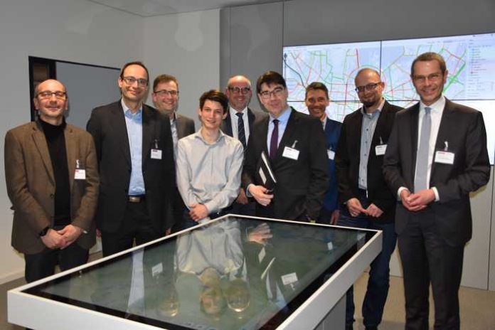Oberbürgermeister Thomas Hirsch (4.v.r.) und Verkehrsdezernent Dr. Maximilian Ingenthron (r.) haben sich jetzt gemeinsam mit Mitarbeitern der Verwaltung bei den Fachleuten des Karlsruher Software-Unternehmens PTV Group über die Errichtung eines intelligenten Verkehrsmanagementsystems informiert. (Quelle: Stadt Landau in der Pfalz) Oberbürgermeister Thomas Hirsch (4.v.r.) und Verkehrsdezernent Dr. Maximilian Ingenthron (r.) haben sich jetzt gemeinsam mit Mitarbeitern der Verwaltung bei den Fachleuten des Karlsruher Software-Unternehmens PTV Group über die Errichtung eines intelligenten Verkehrsmanagementsystems informiert. (Quelle: Stadt Landau in der Pfalz)