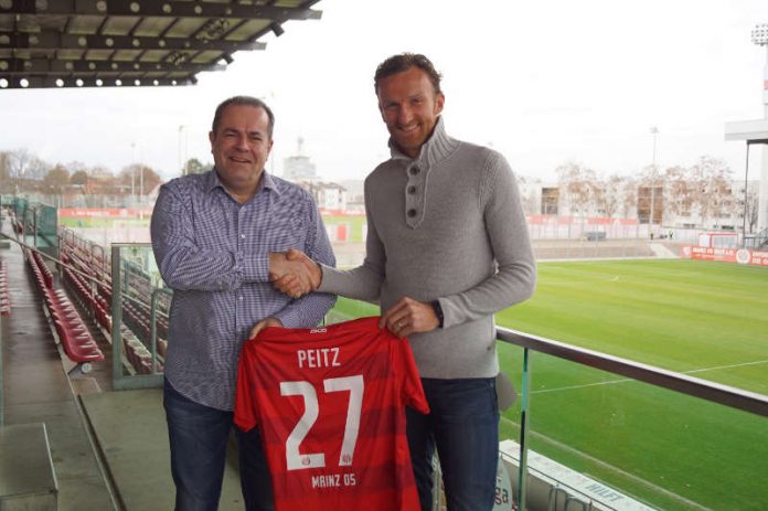 Volker Kersting (links im Bild), Leiter des Nachwuchsleistungszentrums des 1. FSV Mainz 05, und Dominic Peitz bei der Trikotübergabe im Bruchwegstadion (Foto: Mainz 05)