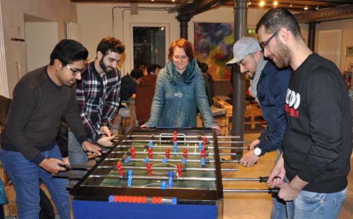 Hesham (vorne links) und Mazen gönnen sich eine kleine Kickerpartie mit Haytham (hinten rechts) und Munir. Vanessa Berg schätzt die Hilfsbereitschaft der vier jungen Syrer. Hesham (vorne links) und Mazen gönnen sich eine kleine Kickerpartie mit Haytham (hinten rechts) und Munir. Vanessa Berg schätzt die Hilfsbereitschaft der vier jungen Syrer.