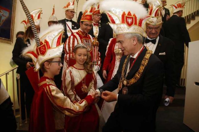 OB Feldmann begruesst Kinderprinzenpaar Jannis I. und Finja I. im Rathaus_Foto_Maik_Reuss