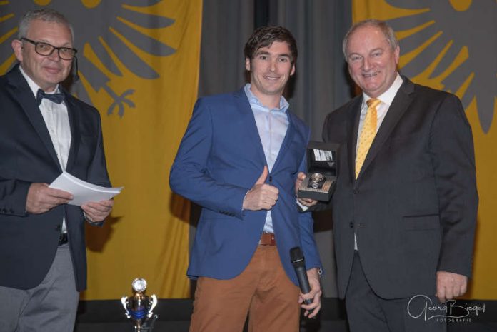 Der Sportleiter des ADAC Pfalz, Friedhelm Kissel, gratuliert Marijan Griebel zu seinen überragenden Erfolgen im Rallyesport und überreicht ihm dafür den Gert-Raschig-Gedächtnispreis. (Foto: Georg Biegel) Der Sportleiter des ADAC Pfalz, Friedhelm Kissel, gratuliert Marijan Griebel zu seinen überragenden Erfolgen im Rallyesport und überreicht ihm dafür den Gert-Raschig-Gedächtnispreis. (Foto: Georg Biegel)