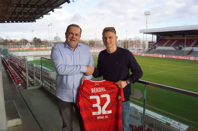 Volker Kersting (links im Bild), Leiter des Nachwuchsleistungszentrums des 1. FSV Mainz 05, und Thomas Grevsnes Rekdal bei der Trikotübergabe im Bruchwegstadion (Foto: Mainz 05)