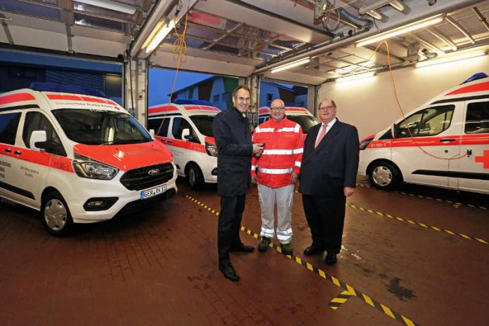 v.l.: Landrat Dietmar Seefeldt, Leiter der Rettungswache Landau – Markus Stegner,
Geschäftsführer Bernd Fischer (Foto: DRK) v.l.: Landrat Dietmar Seefeldt, Leiter der Rettungswache Landau – Markus Stegner,
Geschäftsführer Bernd Fischer (Foto: DRK)