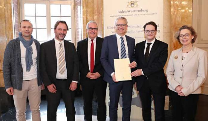 Ein lohnender Besuch: Ministerialdirektor Michael Kleiner (2.v.r.), Ministerium für Wirtschaft, Arbeit und Wohnungsbau, überreicht Landrat Dr. Christoph Schnaudigel (3.v.r.) den Bewilligungsbescheid über rund 350.000 Euro für die Lernfabrik 4.0. Die Schulleiterin der Beruflichen Schulen Bretten Barbara Sellin (rechts) und der Schulleiter der Albert-Einstein-Schule Ettlingen (AES) Joachim Dambach (3.v.l.) waren sichtlich zufrieden. (Bild: Franziska Kraufmann) Ein lohnender Besuch: Ministerialdirektor Michael Kleiner (2.v.r.), Ministerium für Wirtschaft, Arbeit und Wohnungsbau, überreicht Landrat Dr. Christoph Schnaudigel (3.v.r.) den Bewilligungsbescheid über rund 350.000 Euro für die Lernfabrik 4.0. Die Schulleiterin der Beruflichen Schulen Bretten Barbara Sellin (rechts) und der Schulleiter der Albert-Einstein-Schule Ettlingen (AES) Joachim Dambach (3.v.l.) waren sichtlich zufrieden. (Bild: Franziska Kraufmann)