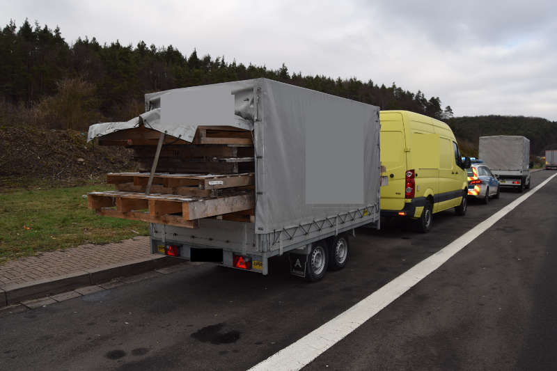 Anhänger nicht ordnungsgemäß beladen (Foto: Polizei RLP)