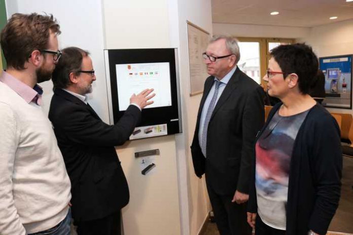 Gerhard Beister (2.v.l.) erläutert Landrat Ernst Walter Görisch (2.v.r.), Elisabeth Ließmann und Sascha Daub (Kreisverwaltung) das neue Aufruf- und Reservierungssystem. Foto: Simone Stier