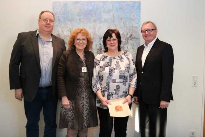 Landrat Ernst Walter Görisch (r.), Katharina Nuß (2.v.l.) und Bernd Keller gratulierten Christel Baab zum Dienstjubiläum. Foto: Simone Stier