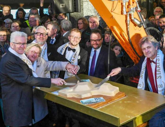 Ministerpräsident Winfried Kretschmann, Ministerin für Wissenschaft, Forschung und Kunst Baden-Württemberg Theresia Bauer, Generalintendant Peter Spuhler, Geschäftsführender Direktor Johannes Graf-Hauber, Christian Jung MdB, Oberbürgermeister Dr. Frank Mentrup Ministerpräsident Winfried Kretschmann, Ministerin für Wissenschaft, Forschung und Kunst Baden-Württemberg Theresia Bauer, Generalintendant Peter Spuhler, Geschäftsführender Direktor Johannes Graf-Hauber, Christian Jung MdB, Oberbürgermeister Dr. Frank Mentrup