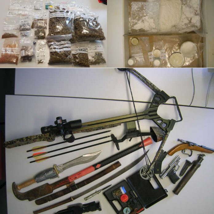 Aufgefundene Drogen und Waffen (Foto: Polizei RLP)