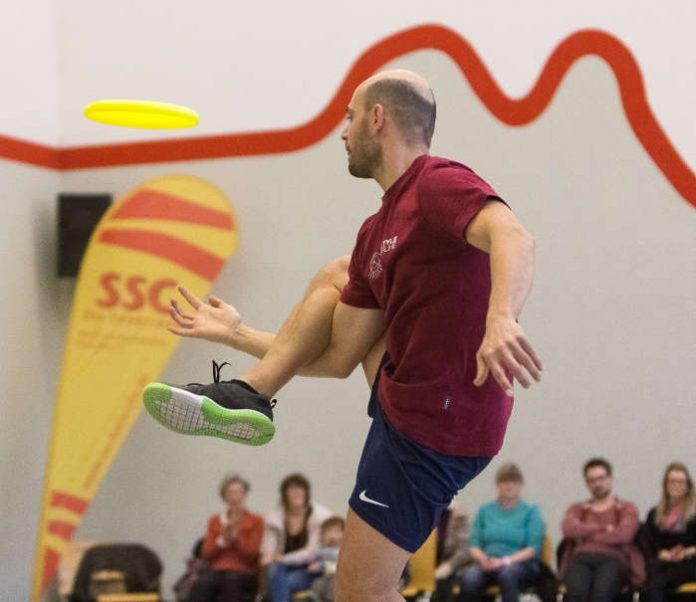 Freestyle Frisbee ist auch indoor ein optischer Hochgenuss (Foto: Paul Needham)