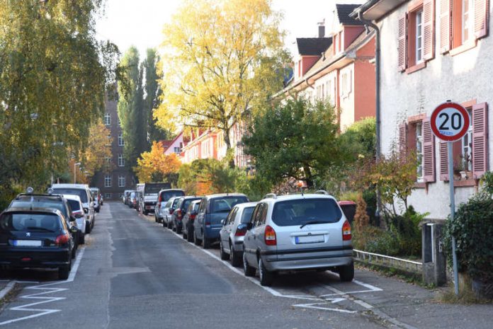 Legales Gehwegparken, hier: Gustav-Binz-Straße (Foto: Stadt Karlsruhe, Müller-Gmelin)