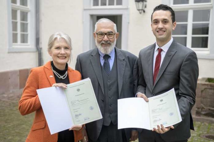 Bürgermeister Wolfgang Erichson (Mitte) hat am 17. Januar Allison Kraft und Mohammed Khalil Mohammed Issa die Einbürgerungsurkunden überreicht. Foto Stadt Heidelberg (Rothe) Bürgermeister Wolfgang Erichson (Mitte) hat am 17. Januar Allison Kraft und Mohammed Khalil Mohammed Issa die Einbürgerungsurkunden überreicht. Foto Stadt Heidelberg (Rothe)