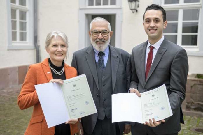 Bürgermeister Wolfgang Erichson (Mitte) hat am 17. Januar Allison Kraft und Mohammed Khalil Mohammed Issa die Einbürgerungsurkunden überreicht. Foto Stadt Heidelberg (Rothe)