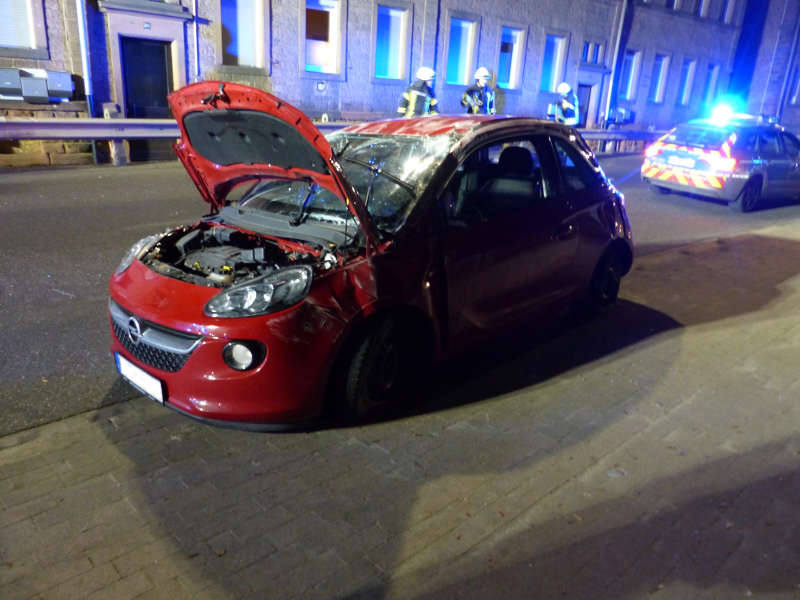 Der verunfallte Opel (Foto: Feuerwehr Neustadt)