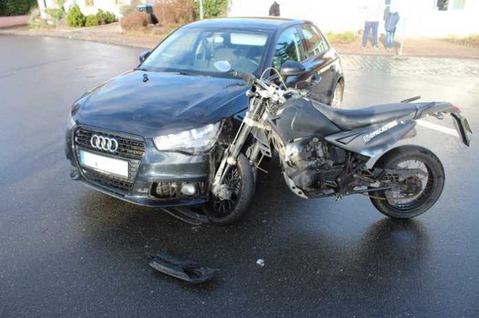 Krad-Fahrer stürzt beim Zusammenstoß mit PKW Krad-Fahrer stürzt beim Zusammenstoß mit PKW