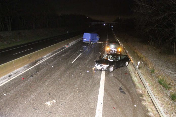 Verkehrsunfall mit mehreren beteiligten Fahrzeugen (Foto: Polizei RLP)