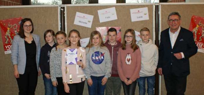 Kreisbeigeordneter Bernd E. Lauerbach (re.) und Vanessa Walter von der Schulabteilung (li.) zeichneten die Teilnehmerinnen und Teilnehmer des Kreisentscheids aus, darunter die Siegerin Michelle Saib (4.v.l.). M Kreisbeigeordneter Bernd E. Lauerbach (re.) und Vanessa Walter von der Schulabteilung (li.) zeichneten die Teilnehmerinnen und Teilnehmer des Kreisentscheids aus, darunter die Siegerin Michelle Saib (4.v.l.). M