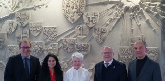 Torsten Bechtel (Bürgermeister Verbandsgemeinde Wachenheim), Alexandra Bien, Ida Merkel (stellvertretend für ihren Mann Dieter Merkel), Landrat Hans-Ulrich Ihlenfeld, Dirk Wolk-Pöhlmann (Leiter KVHS) (Foto: Kreisverwaltung Bad Dürkheim)