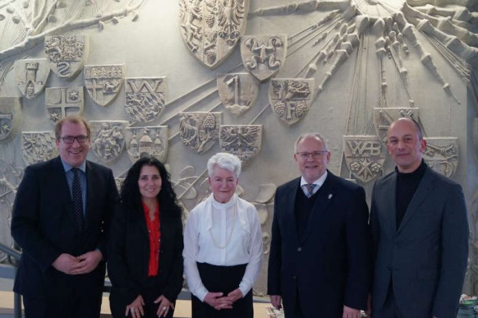 Torsten Bechtel (Bürgermeister Verbandsgemeinde Wachenheim), Alexandra Bien, Ida Merkel (stellvertretend für ihren Mann Dieter Merkel), Landrat Hans-Ulrich Ihlenfeld, Dirk Wolk-Pöhlmann (Leiter KVHS) (Foto: Kreisverwaltung Bad Dürkheim)