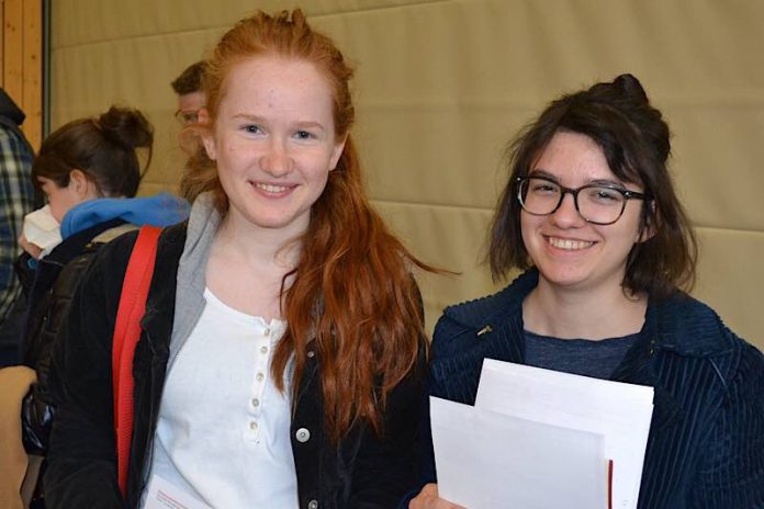 Louisa Riegel (links) und Sabeth Riedel haben sich dazu entschlossen sich zusätzlich auch typisieren zu lassen. (Foto: DRK Haßloch)