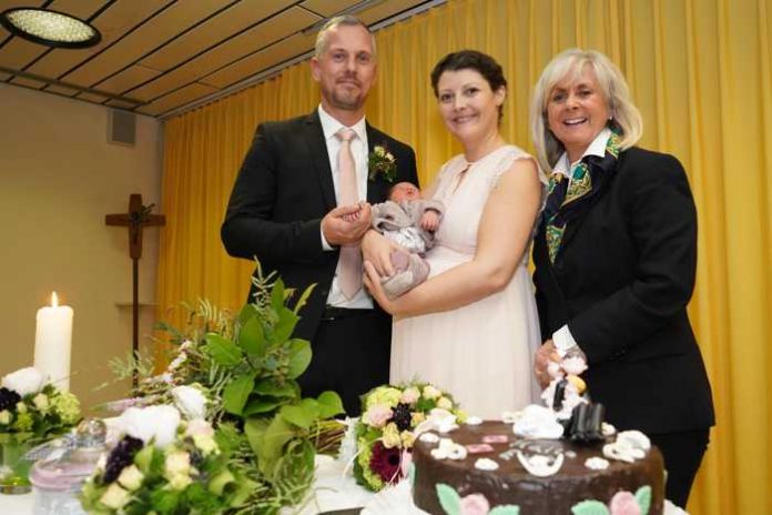 JA-WORT MIT NACHWUCHS, weil die kleine Eva Wochen früher als erwartet zur Welt kam, haben ihre Eltern Carolin und Tobias Weber binnen eines Tages ihre Hochzeit umorganisiert. Statt im Standesamt heirateten sie in der Kapelle des Kreiskrankenhauses Bergstraße, die war von der Mutter-Kind-Station des Hauses für die junge Mutter deutlich einfacher zu erreichen. Standesbeamtin Lore Peters (rechts), machte für die jungen Eltern eine Ausnahme, und machte sich vom Rathaus auf den Weg ins Krankenhaus. Foto: Kreiskrankenhaus Bergstraße/Thomas J. Zelinger