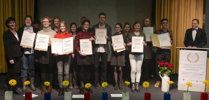 Freuten sich mit den Ausgezeichneten: Die Mainzer Kulturdezernentin Marianne Grosse (li.), Françoise Sauer vom Druckladen (3. v. li.), die Direktorin des Gutenberg-Museums Dr. Annette Ludwig (5. V. li.), die Konsulin der Republik Frankreich Claire Marrec (7. v. li.) und Michael Grabis, Vizepräsident der Deutsch-Französischen Gesellschaft Mainz (rechts). (Foto: Gutenberg-Museum/Rainer Huth) Freuten sich mit den Ausgezeichneten: Die Mainzer Kulturdezernentin Marianne Grosse (li.), Françoise Sauer vom Druckladen (3. v. li.), die Direktorin des Gutenberg-Museums Dr. Annette Ludwig (5. V. li.), die Konsulin der Republik Frankreich Claire Marrec (7. v. li.) und Michael Grabis, Vizepräsident der Deutsch-Französischen Gesellschaft Mainz (rechts). (Foto: Gutenberg-Museum/Rainer Huth)