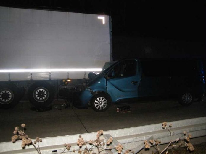 Artikel: Auffahrunfall zwischen Pkw und Lkw Artikel: Auffahrunfall zwischen Pkw und Lkw