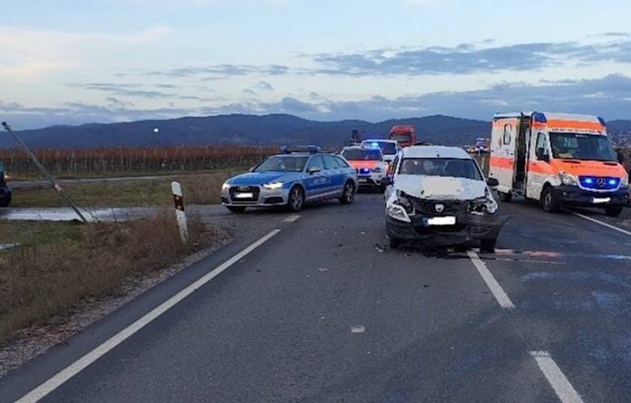 Der Dacia prallte gegen das Heck des Anhängers (Foto: Polizei RLP)