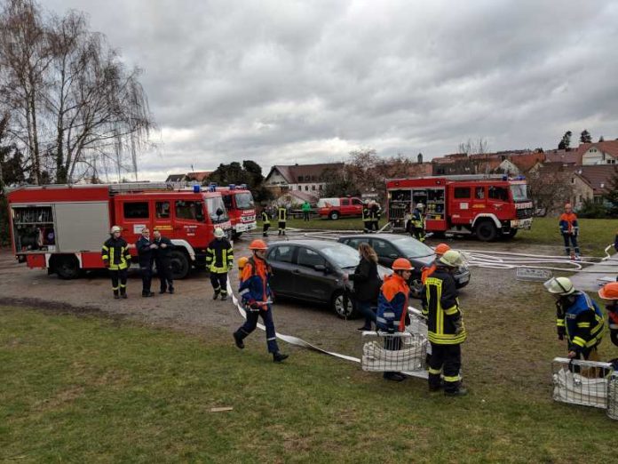 Artikel: Großübung fordert alle Weinheimer Jugendfeuerwehrabteilungen an der Winzerhalle Artikel: Großübung fordert alle Weinheimer Jugendfeuerwehrabteilungen an der Winzerhalle