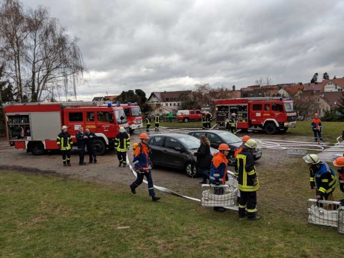 Artikel: Großübung fordert alle Weinheimer Jugendfeuerwehrabteilungen an der Winzerhalle