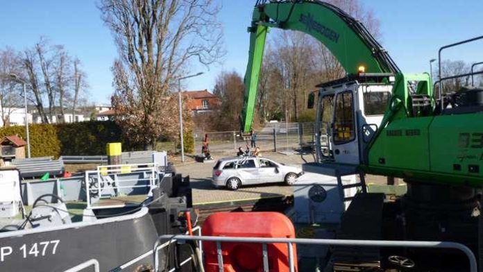 Artikel_Pkw in Großauheim aus dem Main geborgen Artikel_Pkw in Großauheim aus dem Main geborgen